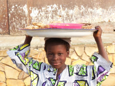 Junge vor der Bunten Moschee in Porto Novo