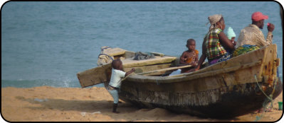 Fischerboot am Strand von Ouidah