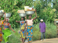 Lobi-Frauen auf dem Weg zum Markt