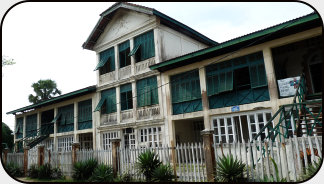 das alte Post- und Zollgebäude in Grand Bassam aus der Kolonialzeit