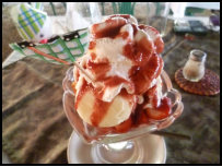 Eisbecher mit burkinischen Erdbeeren