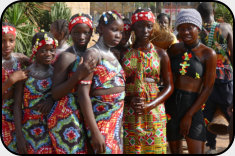 junge Mädchen beim Karnevalsumzug in Bissau