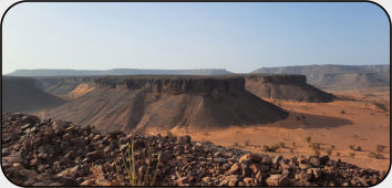 Bergige Wüstenlandschaft bei Terjit