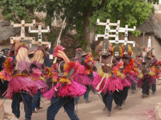 Maskentanz der Dogon in Tirelli