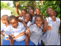 Kinder in Schuluniform in Freetown