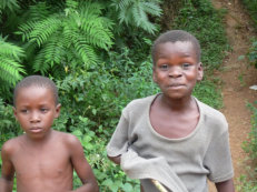 Meeting children on our hiking tour in Klouto